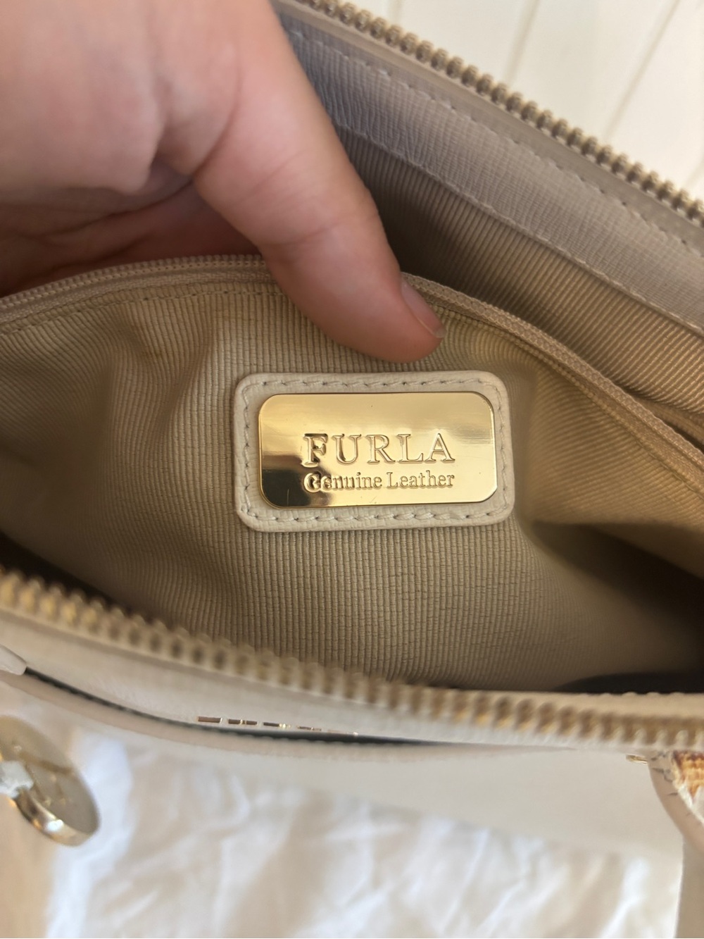 Authentic Furla White Handbag/Shoulder Bag - Picture 8 of 10